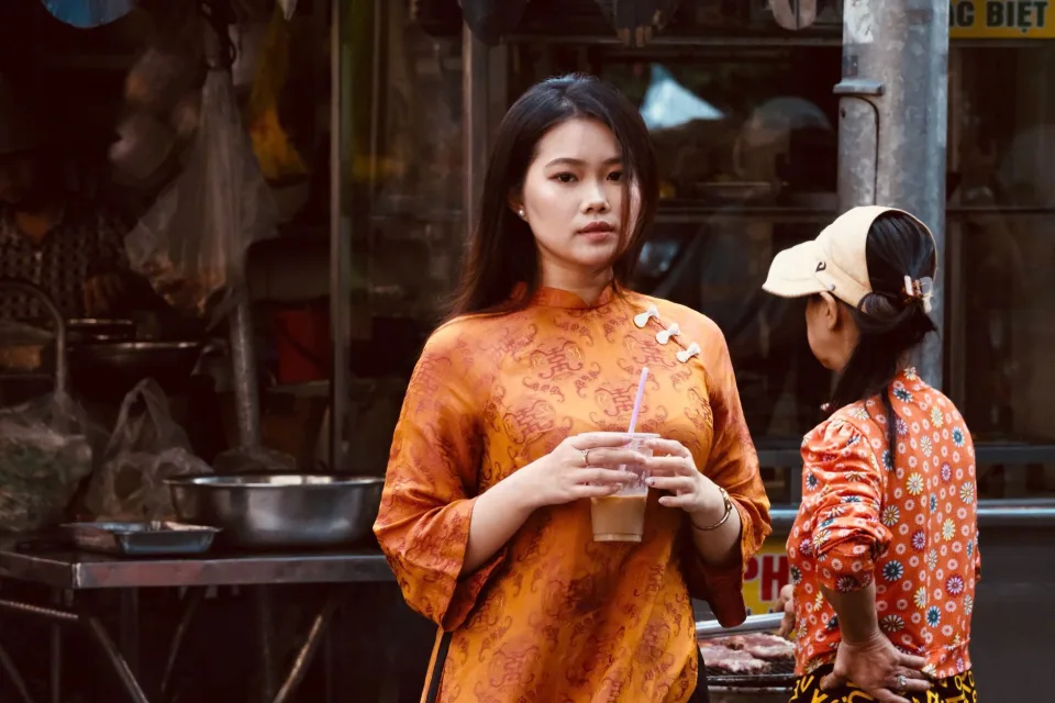 Khu bàn trong nhà